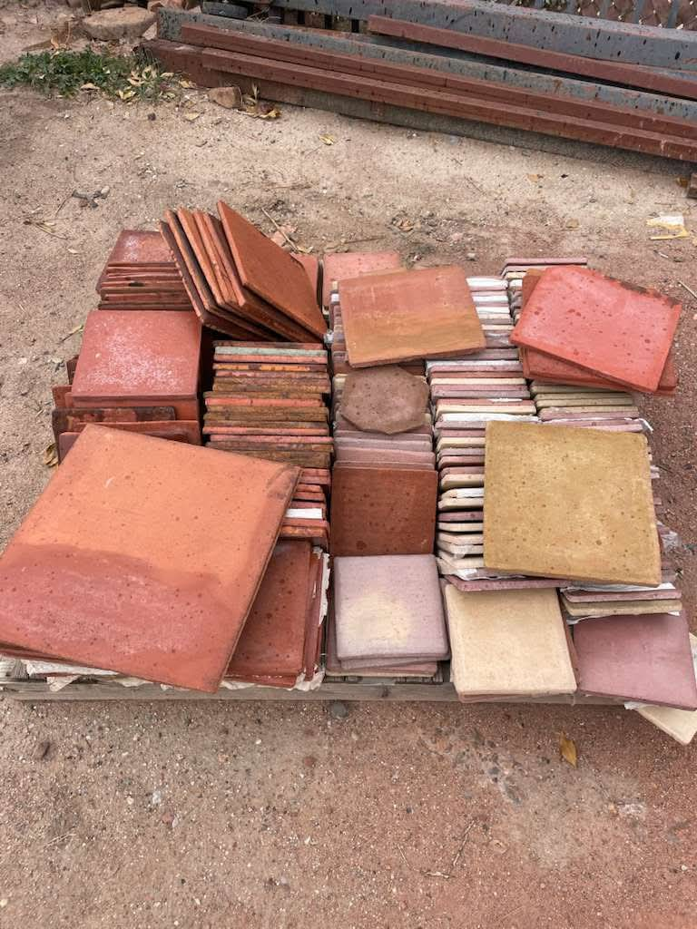 Écomatériaux de finition en argiles locales